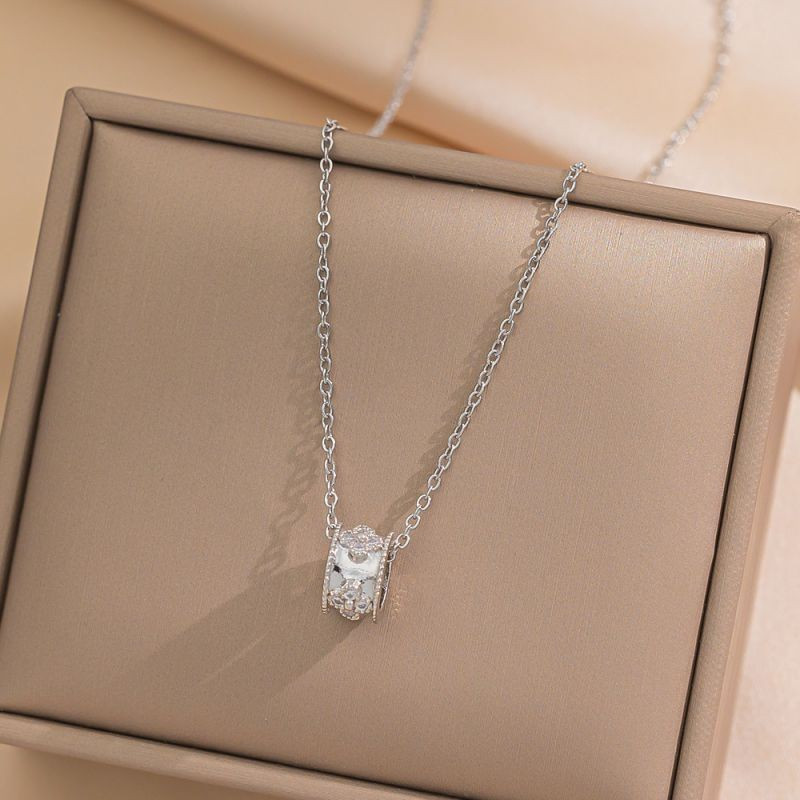 Серебристое стальное колье с цилиндрическим кулоном CJG67515