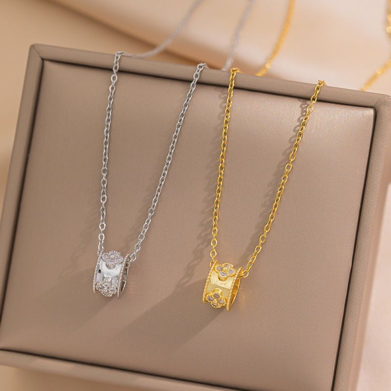 Серебристое стальное колье с цилиндрическим кулоном CJG67515
