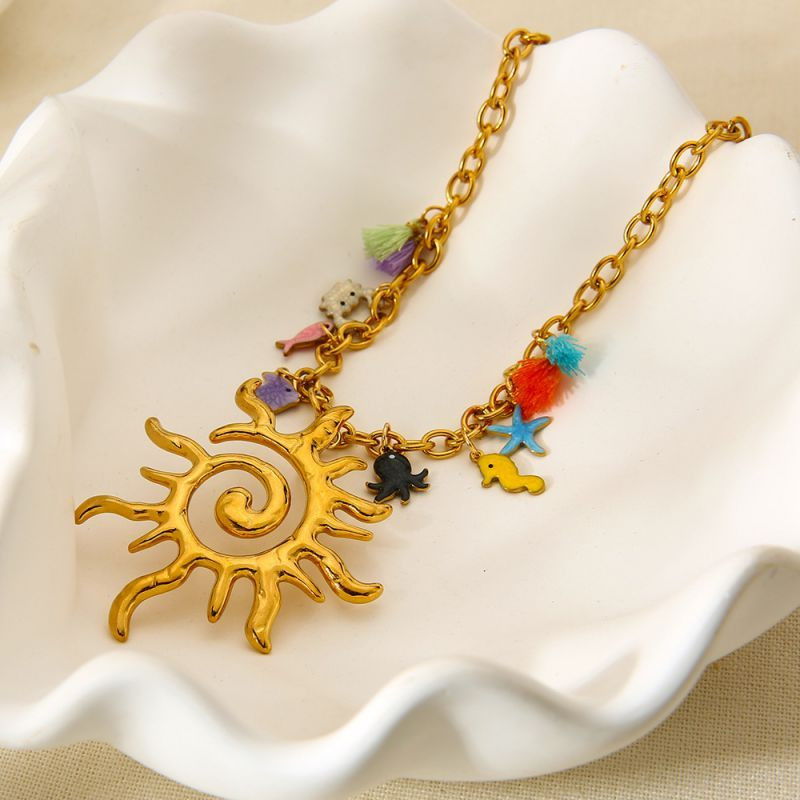 Золотистое этническое колье с солнцем и цветными бусинами CJP79967