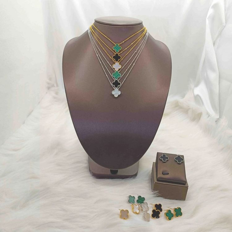 Стальная цепочка с зеленым кулоном-клевером в золотом обрамлении J10293CJJ Стальная цепочка с зеленым кулоном-клевером в золотом обрамлении J10293CJJ