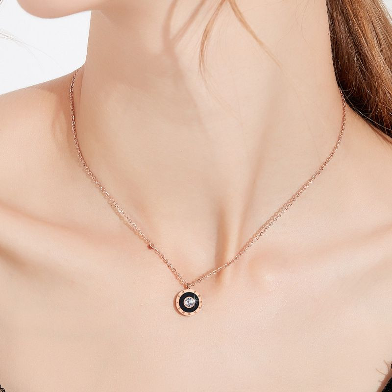 Цепочка с круглым медальоном и гравировкой римских цифр 1J12477CJJ