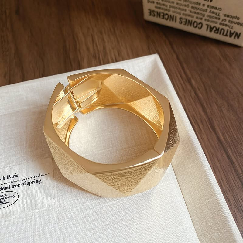 Браслет жесткий матовое золото с граненым дизайном 1J11772CJJ