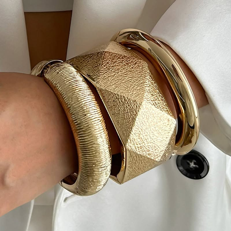 Браслет жесткий матовое золото с граненым дизайном 1J11772CJJ