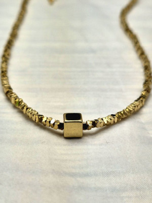 Массивное золотистое колье с текстурным плетением и кубом J10802CJJ