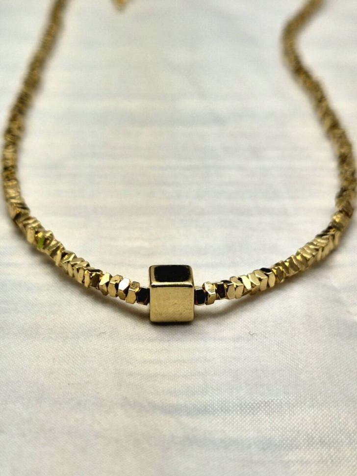 Массивное золотистое колье с текстурным плетением и кубом J10802CJJ Массивное золотистое колье с текстурным плетением и кубом J10802CJJ