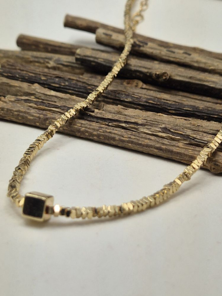 Массивное золотистое колье с текстурным плетением и кубом J10802CJJ Массивное золотистое колье с текстурным плетением и кубом J10802CJJ