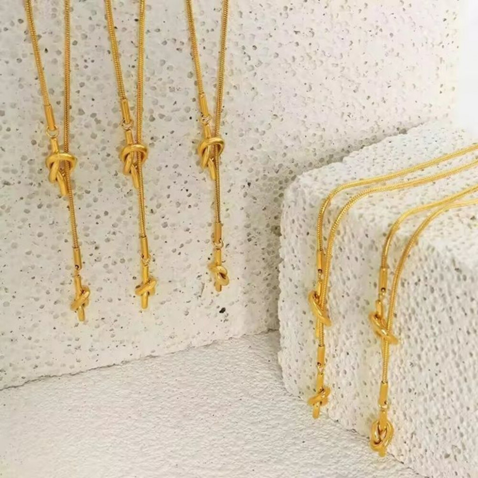 Изящный лариат с узлом и золотистыми наконечниками J10937CJJ Изящный лариат с узлом и золотистыми наконечниками J10937CJJ