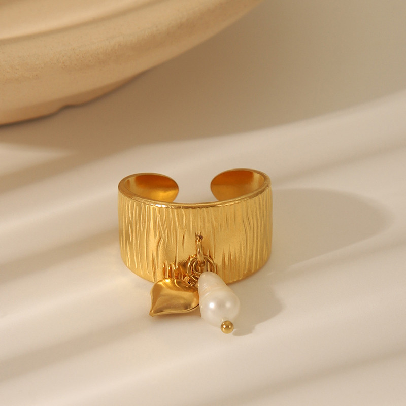 Широкое фактурное кольцо с жемчужной вставкой CJR59592