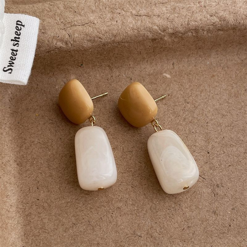 Серьги пусеты с геометрическими подвесками из матового акрила CJM16152 Серьги пусеты с геометрическими подвесками из матового акрила CJM16152