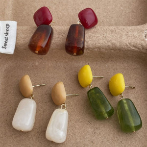 Серьги пусеты с геометрическими подвесками из матового акрила CJM16152 Серьги пусеты с геометрическими подвесками из матового акрила CJM16152