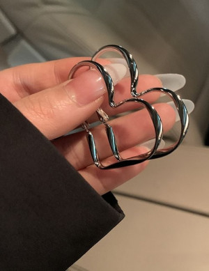 Крупные черные серьги-кольца в форме контурных сердец Z57714