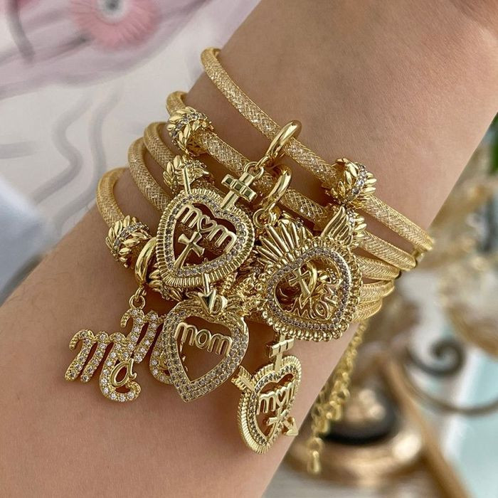 Браслет-обруч с разнообразными подвесками-символами CJL22905