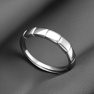 Кольцо в виде змеи с гладкой фактурой 1J11973CJJ Кольцо в виде змеи с гладкой фактурой 1J11973CJJ