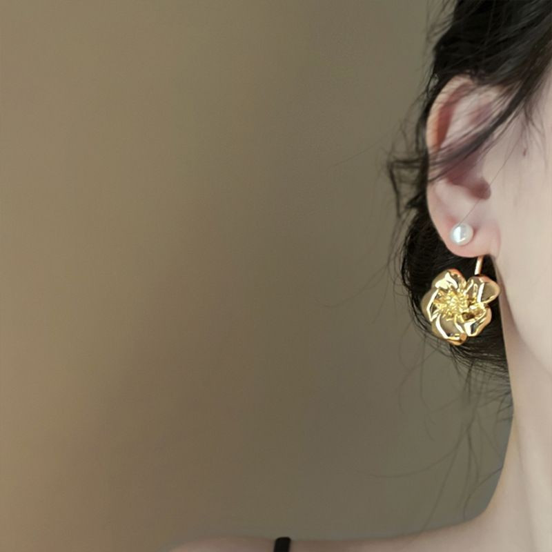 Фактурные серьги-пусеты Серебристые пионы с жемчугом CJG36584