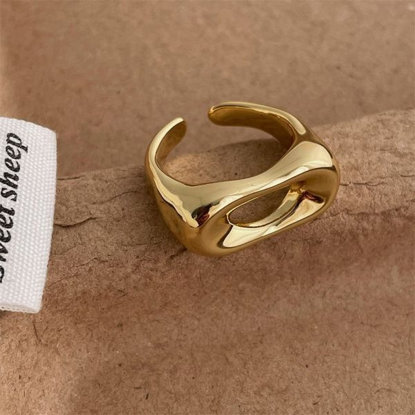 Серебристое кольцо в форме незавершенного узла CJL47266 Серебристое кольцо в форме незавершенного узла CJL47266