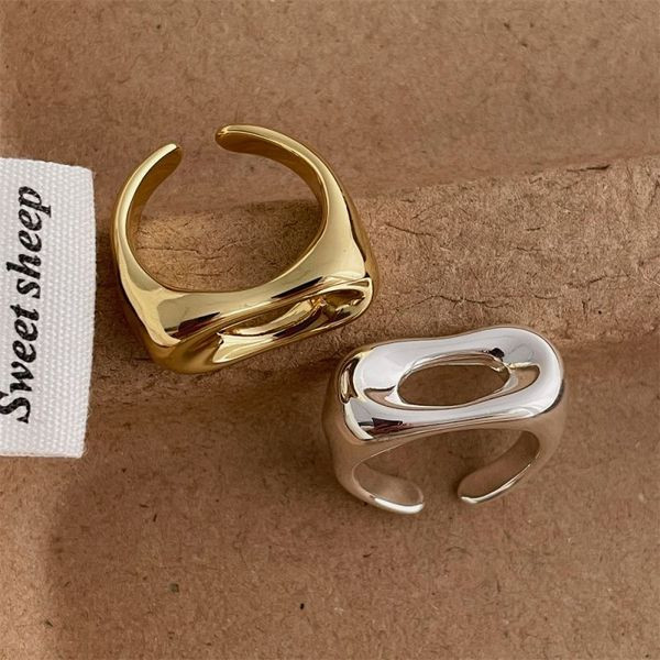 Серебристое кольцо в форме незавершенного узла CJL47266 Серебристое кольцо в форме незавершенного узла CJL47266