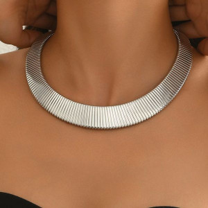 Жесткое колье массивное серебристое с рельефной фактурой CJL10230 Жесткое колье массивное серебристое с рельефной фактурой CJL10230