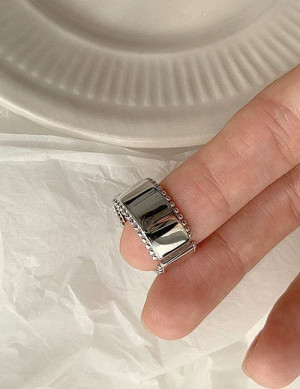 Массивное гладкое кольцо-бэнгл темного цвета L82206 Массивное гладкое кольцо-бэнгл темного цвета L82206