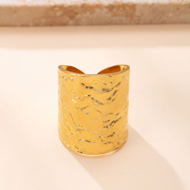 Массивное кольцо с текстурой «мятого металла» CJR79628