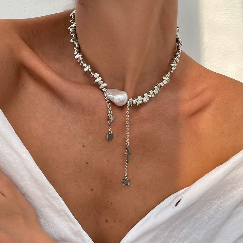 Серебристое колье-галстук из мелкого жемчуга и металла CJM15248