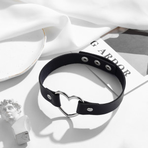 Кожаный черный чокер с пряжкой-сердцем K82415 Кожаный черный чокер с пряжкой-сердцем K82415