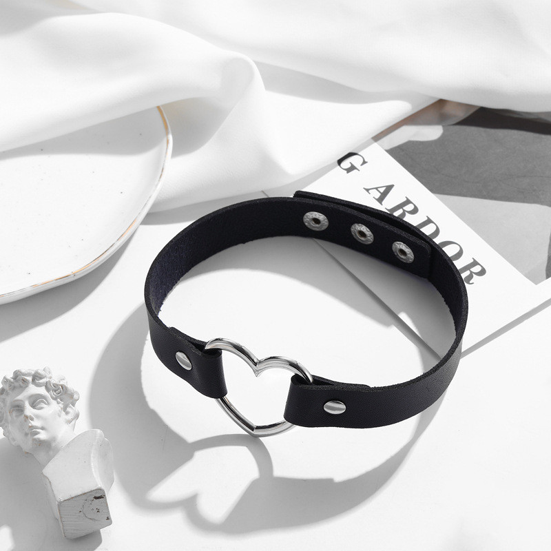 Кожаный черный чокер с пряжкой-сердцем K82415