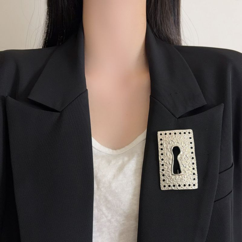 Серебряная брошь-замочная скважина ASUZ27048