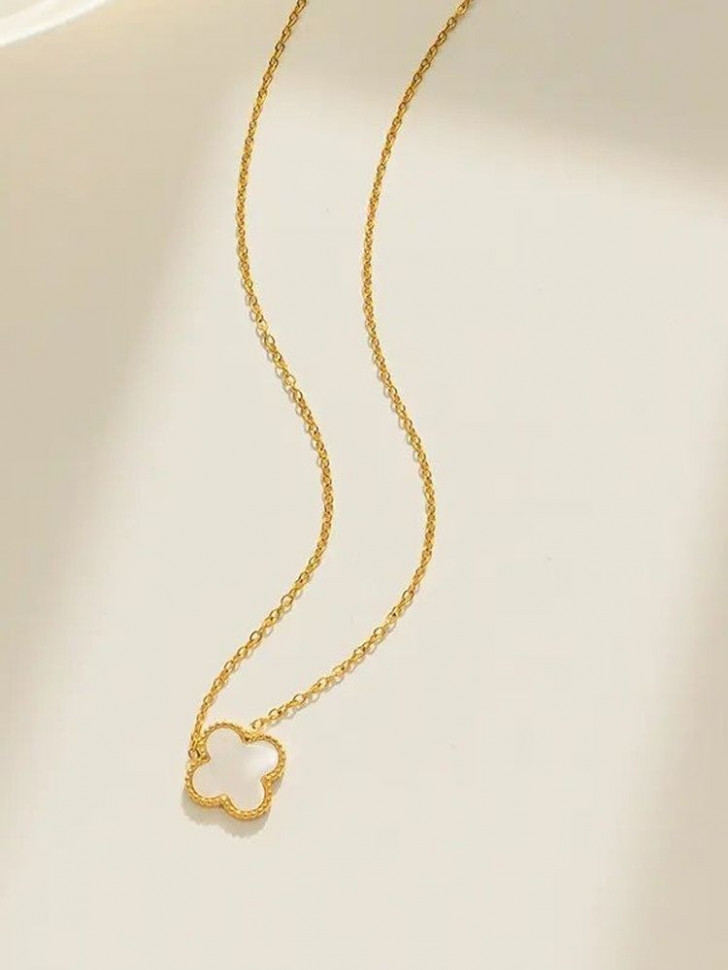 Золотистая цепочка с кулоном-клевером из перламутра J10295CJJ