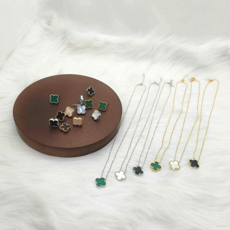 Золотистая цепочка с кулоном-клевером из перламутра J10295CJJ