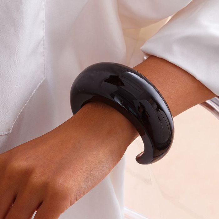 Браслет жесткий литой с утолщением из глянцевого акрила CJM58525