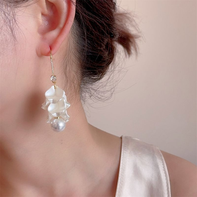 Объемные серьги на петлях с нежными лепестками и жемчугом CJL80814