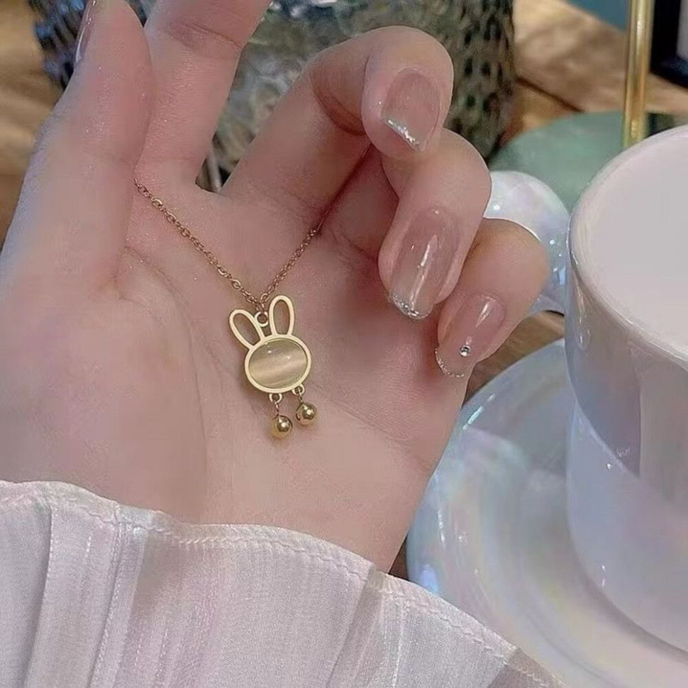 Золотистая цепочка с подвеской в форме зайца с жемчужным сиянием J10940CJJ