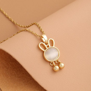 Золотистая цепочка с подвеской в форме зайца с жемчужным сиянием J10940CJJ Золотистая цепочка с подвеской в форме зайца с жемчужным сиянием J10940CJJ