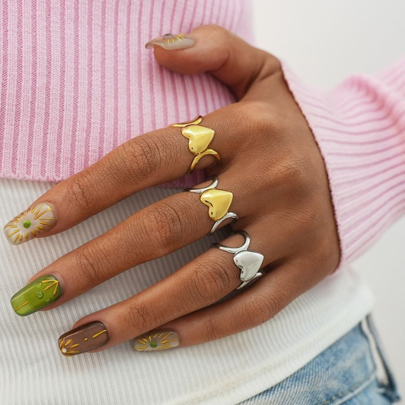 Узкое золотистое кольцо с геометрическим зубчатым краем CJT25692