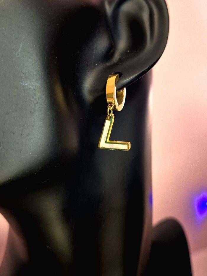 Стальные серьги-подвески с перламутровыми вставками в форме литер J11464CJJ