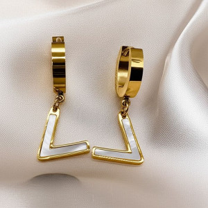 Стальные серьги-подвески с перламутровыми вставками в форме литер J11464CJJ Стальные серьги-подвески с перламутровыми вставками в форме литер J11464CJJ