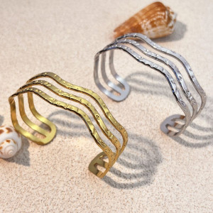 Браслет жесткий волнообразный с прорезным дизайном CJN76681