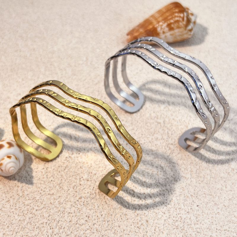 Браслет жесткий волнообразный с прорезным дизайном CJN76681 Браслет жесткий волнообразный с прорезным дизайном CJN76681