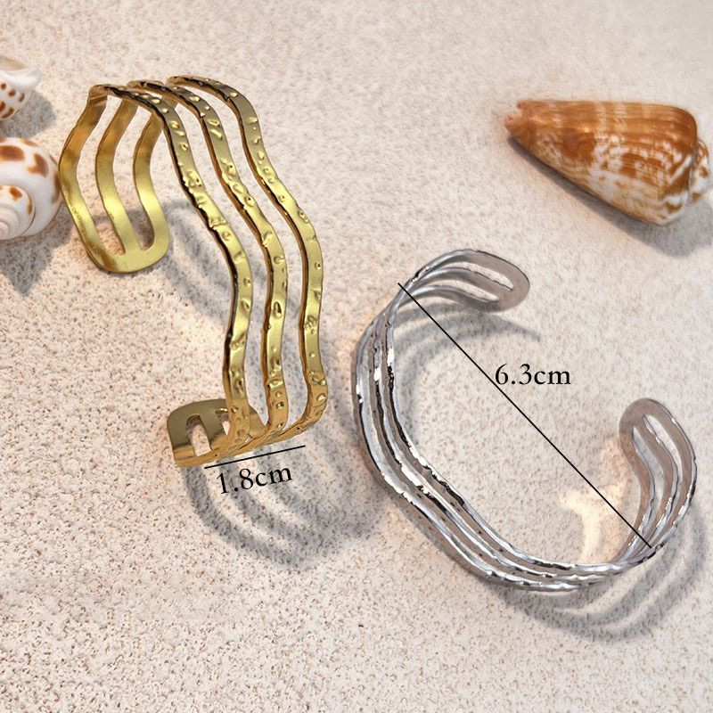 Браслет жесткий волнообразный с прорезным дизайном CJN76681 Браслет жесткий волнообразный с прорезным дизайном CJN76681