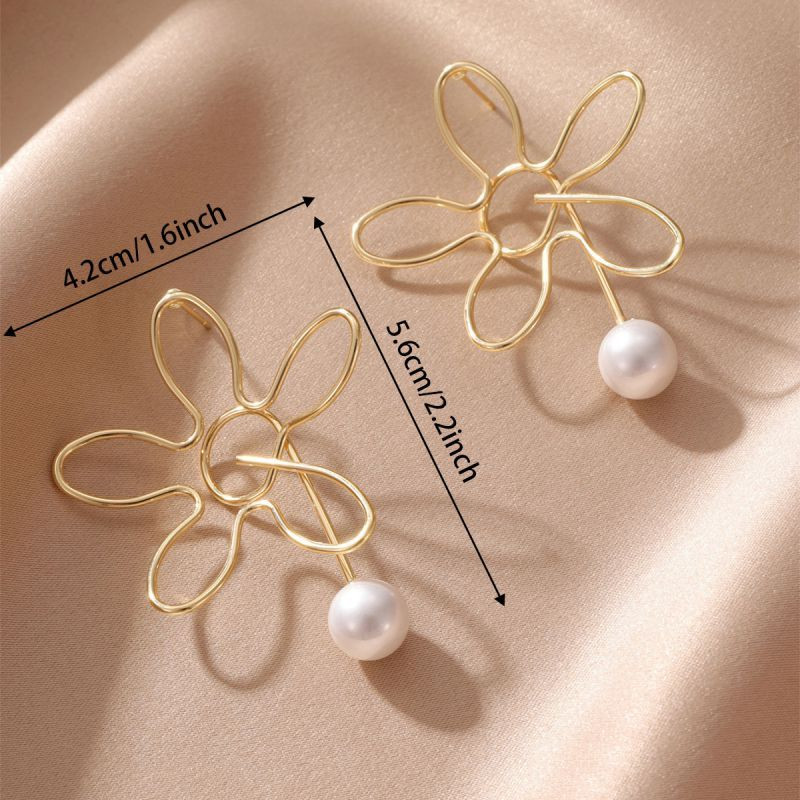 Золотистые ажурные серьги-цветы с жемчужными подвесками CJP62284