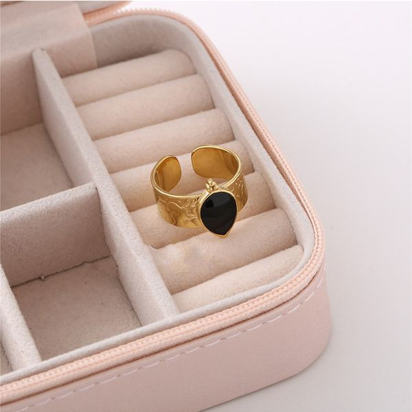 Кольцо с круглым камнем и фактурной шинкой CJL47082