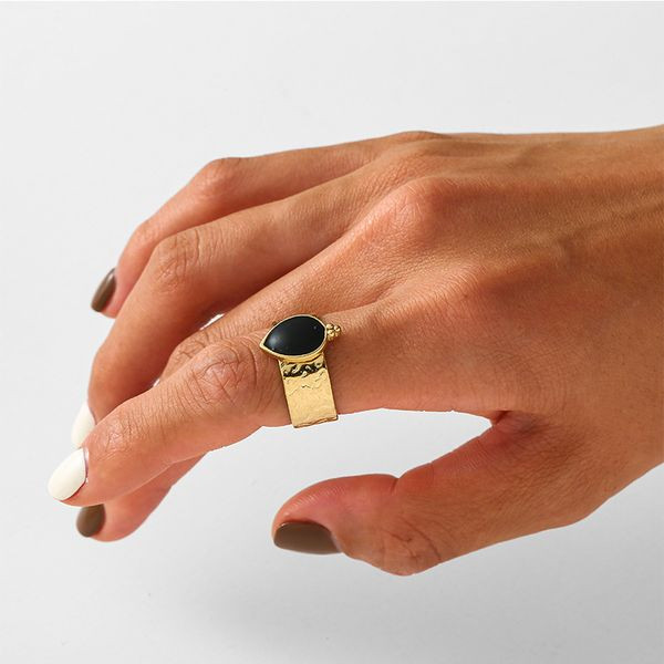 Кольцо с круглым камнем и фактурной шинкой CJL47082