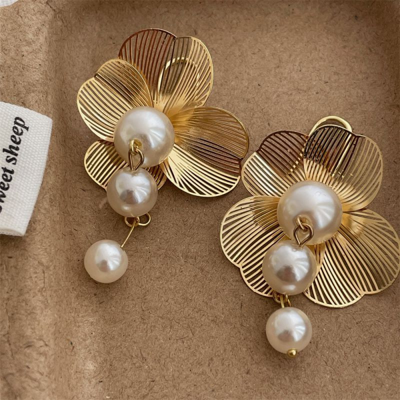 Ажурные золотистые серьги с сетчатыми лепестками и жемчугом CJL80831