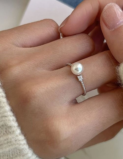 Разомкнутое кольцо с жемчужиной и цепочкой Z40262