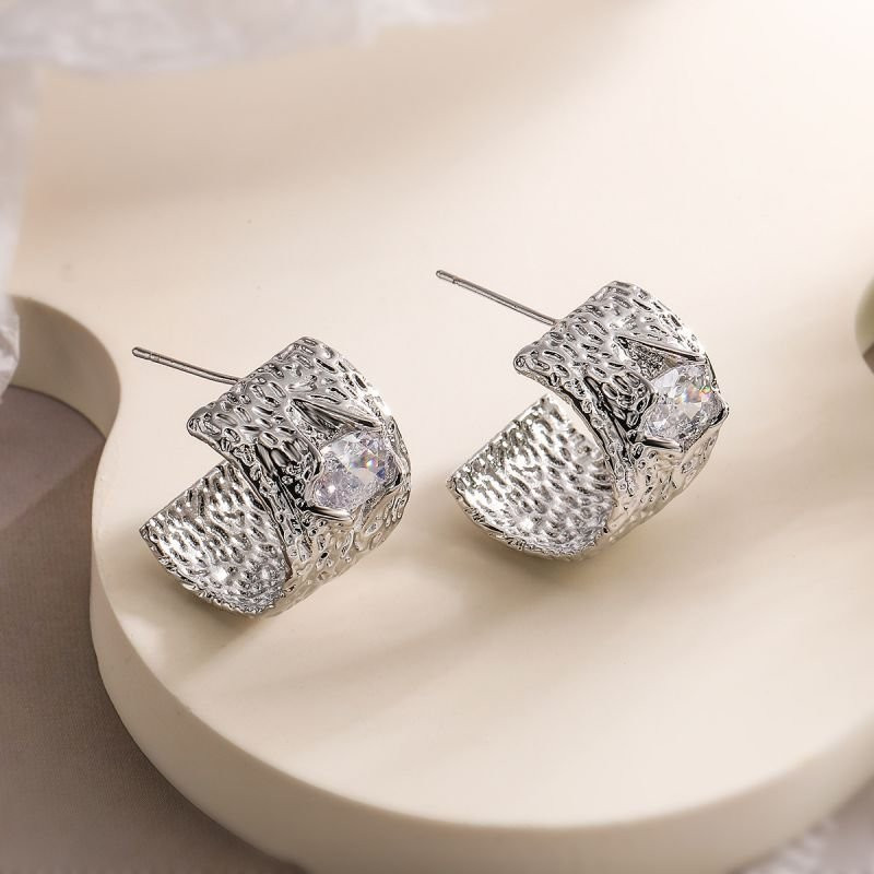 Серьги-пусеты Полукольца с кристаллом CJD00889 Серьги-пусеты Полукольца с кристаллом CJD00889