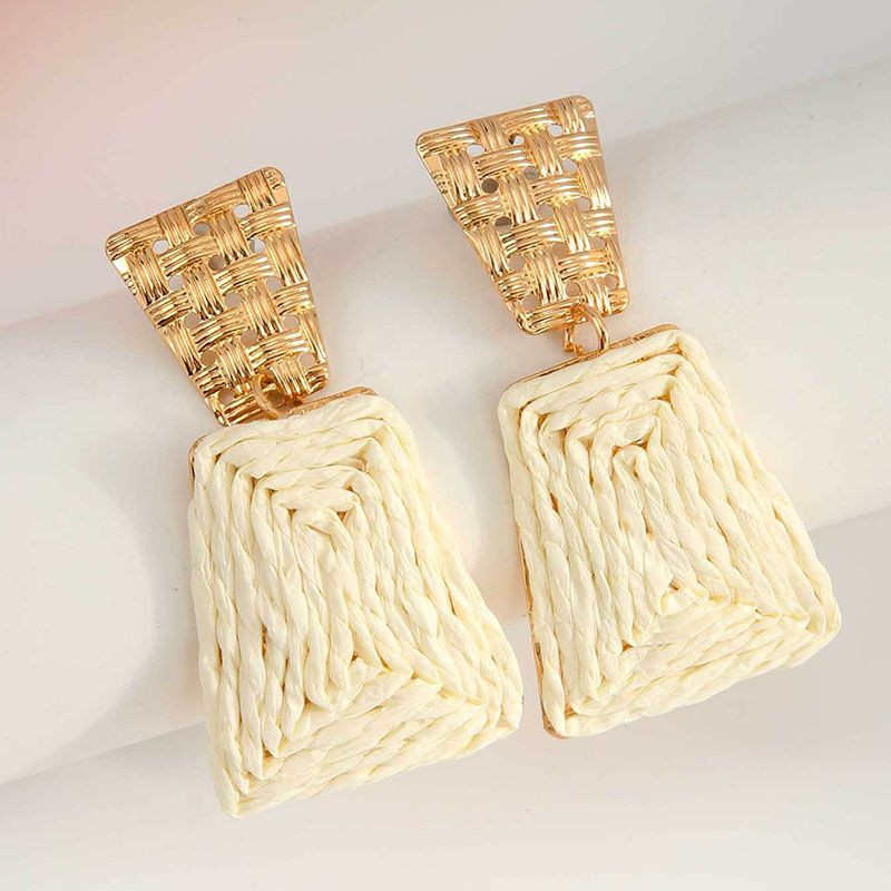 Геометрические серьги пусеты с плетением из рафии CJN34192