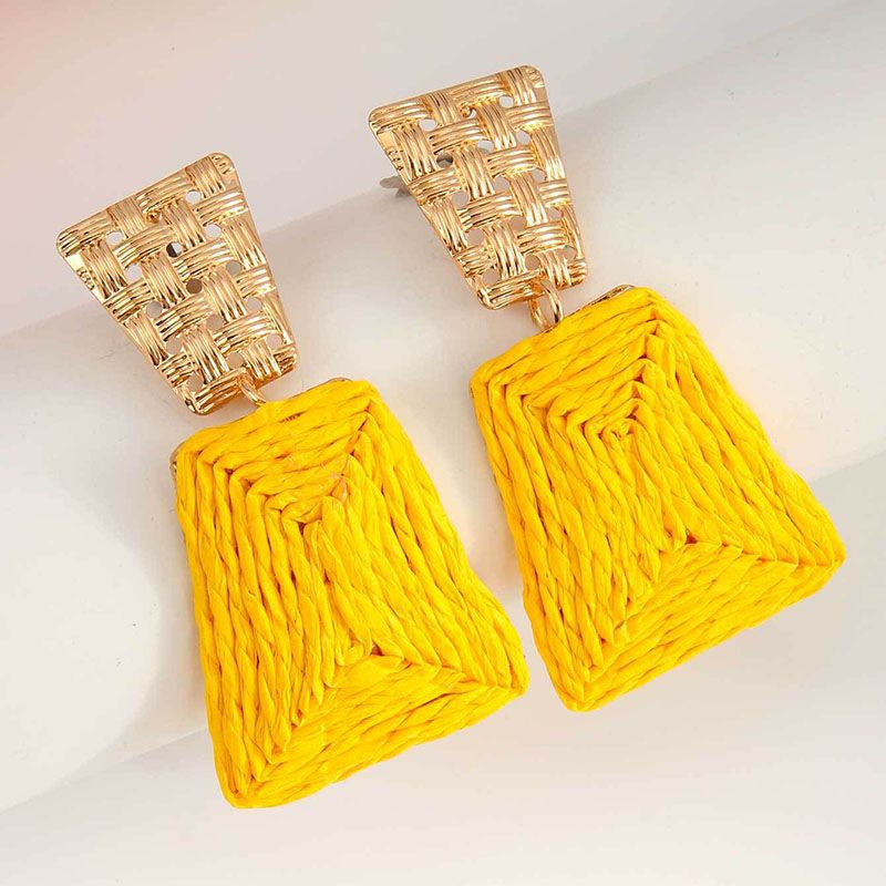 Геометрические серьги пусеты с плетением из рафии CJN34192