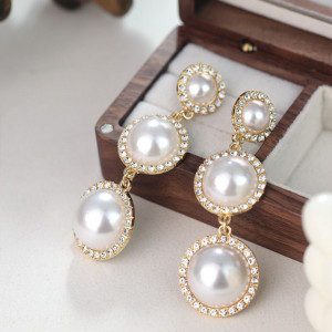 Длинные висячие серьги из трех жемчужных дисков в оправе CJH45124 Длинные висячие серьги из трех жемчужных дисков в оправе CJH45124