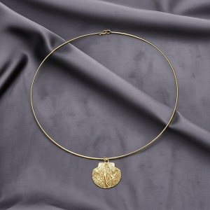 Колье-обруч золотистое с круглой гравированной подвеской 11639CJJ