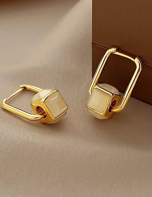 Геометрические серьги с бежевым кубом Z55134